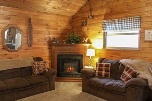 Smart-TV, peis, DVD-spiller og bøker