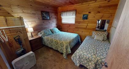 Rustic Cabin Nestled in woods near Hocking Hills