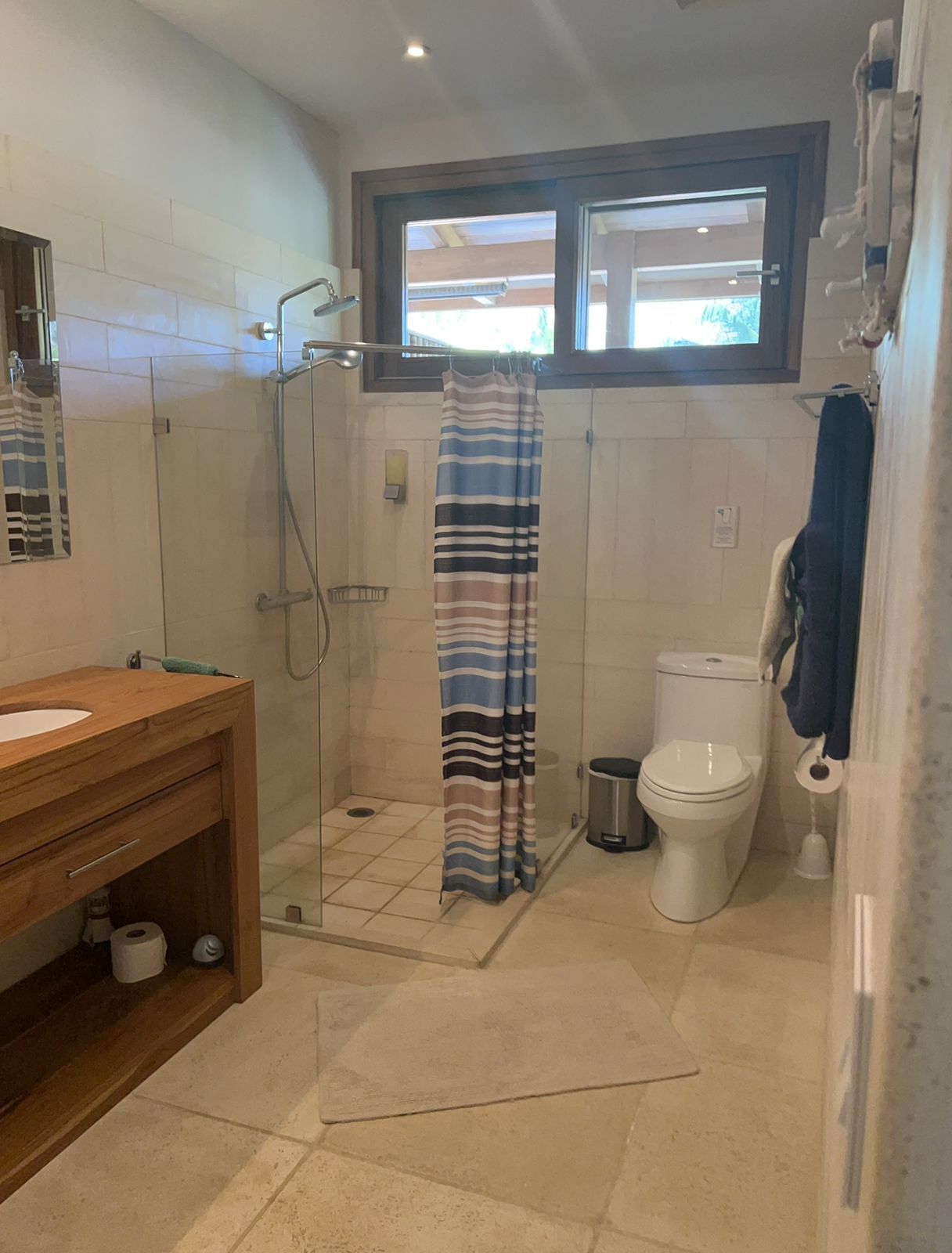Un baño con ducha, inodoro y lavamanos.
