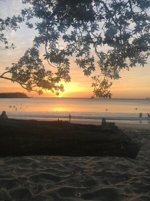Nära stranden, svart sandstrand, strandhanddukar och massage på stranden