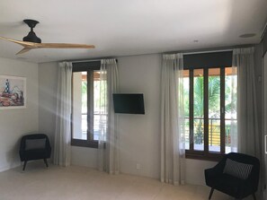 Allergitestade sängkläder, minibar och värdeförvaringsskåp på rummet