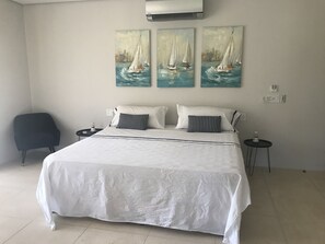 Studio Standard - icke-rökare - utsikt mot trädgården | Allergitestade sängkläder, minibar och värdeförvaringsskåp på rummet