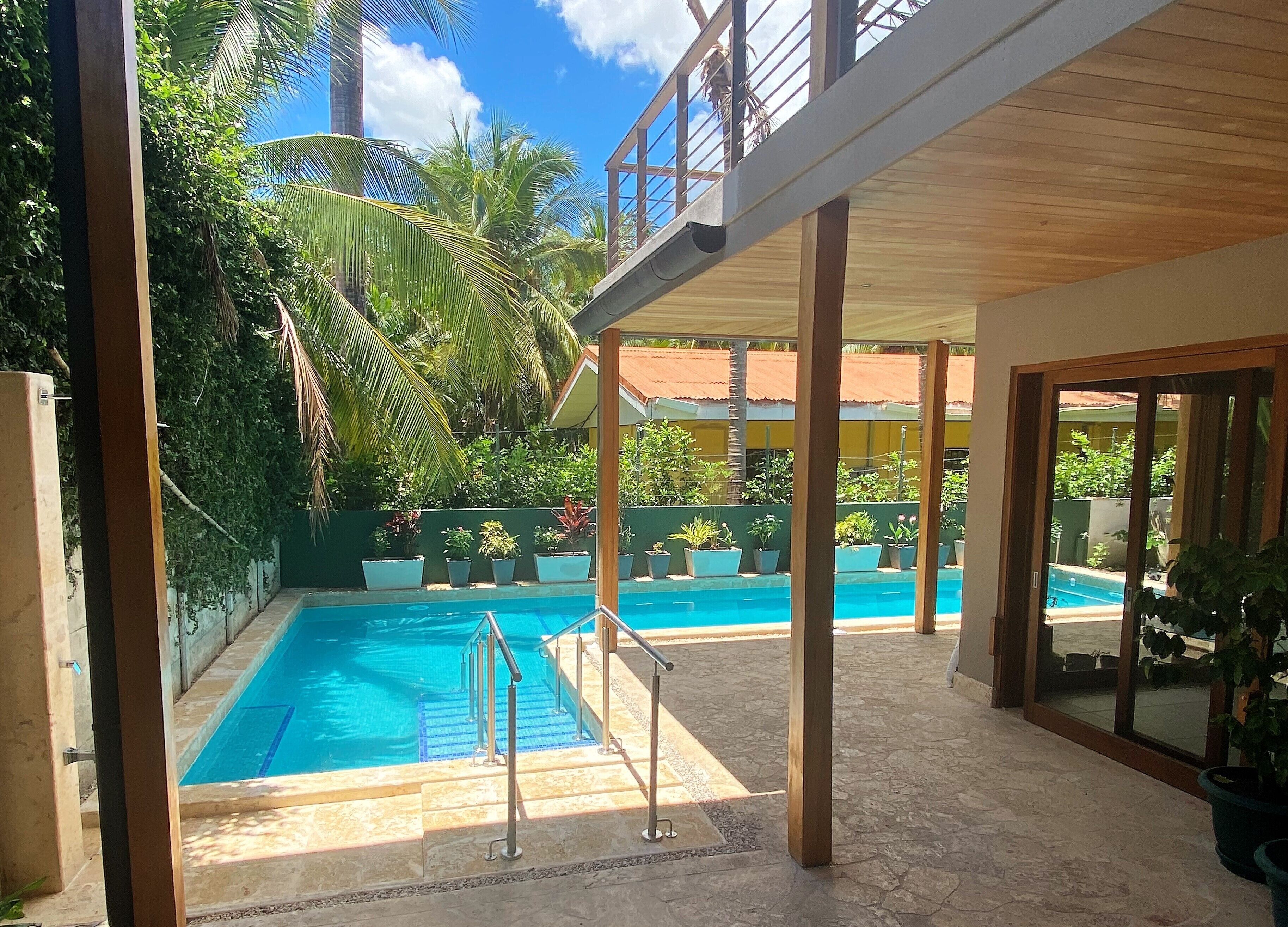 室外游泳池，日光浴躺椅，现场救生员