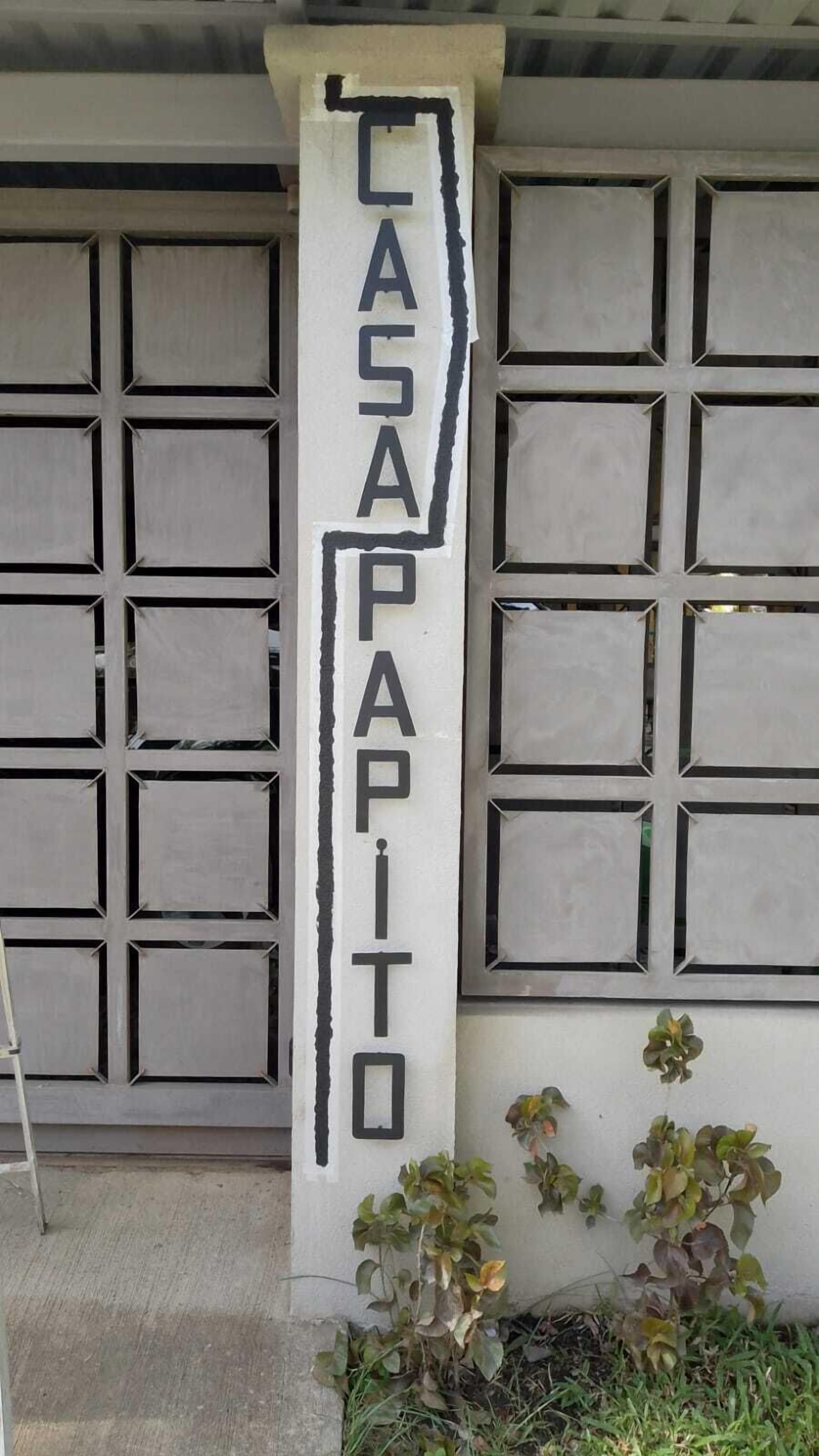 Una puerta de garaje con el nombre 'CASAPAPITO' pintado en ella.