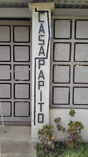 Una puerta de garaje con el nombre 'CASAPAPITO' pintado en ella.