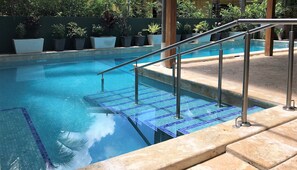 Outdoor pool, sun loungers, lifeguards on site - Casa Papito (Tempate)