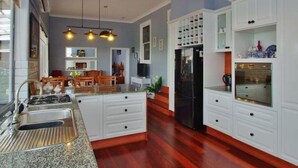 Rumah, beberapa kamar, pemandangan gunung | Dapur pribadi | Mesin espresso, mesin pembuat kopi/teh, lemari es besar, dan microwave