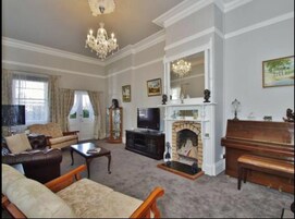 Casa, varias habitaciones, vistas a la montaña | Zona de estar | Una Smart TV, una chimenea, Netflix, un reproductor de DVD