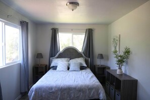 4 bedrooms, desk, WiFi, bed sheets