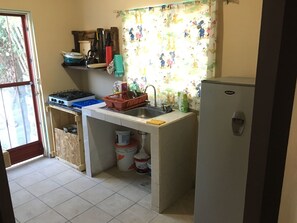 Fridge, stovetop, coffee/tea maker, cookware/dishes/utensils - Casa Monevang (Cuatro Ciénegas)