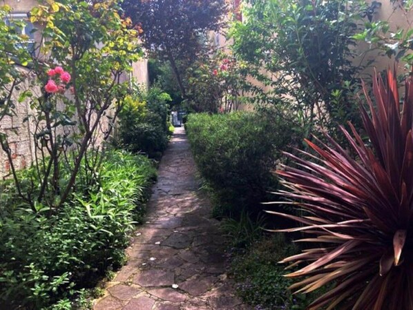 Property grounds - Quiet apartment with garden view. To visit Paris, Disney or on a romantic getaway (Fontenay-sous-Bois)