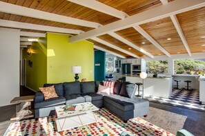 TV, fireplace, DVD player, foosball - Ocean Front Hot Tub, South Beach, Newport, Dog Friendly! (South Beach)
