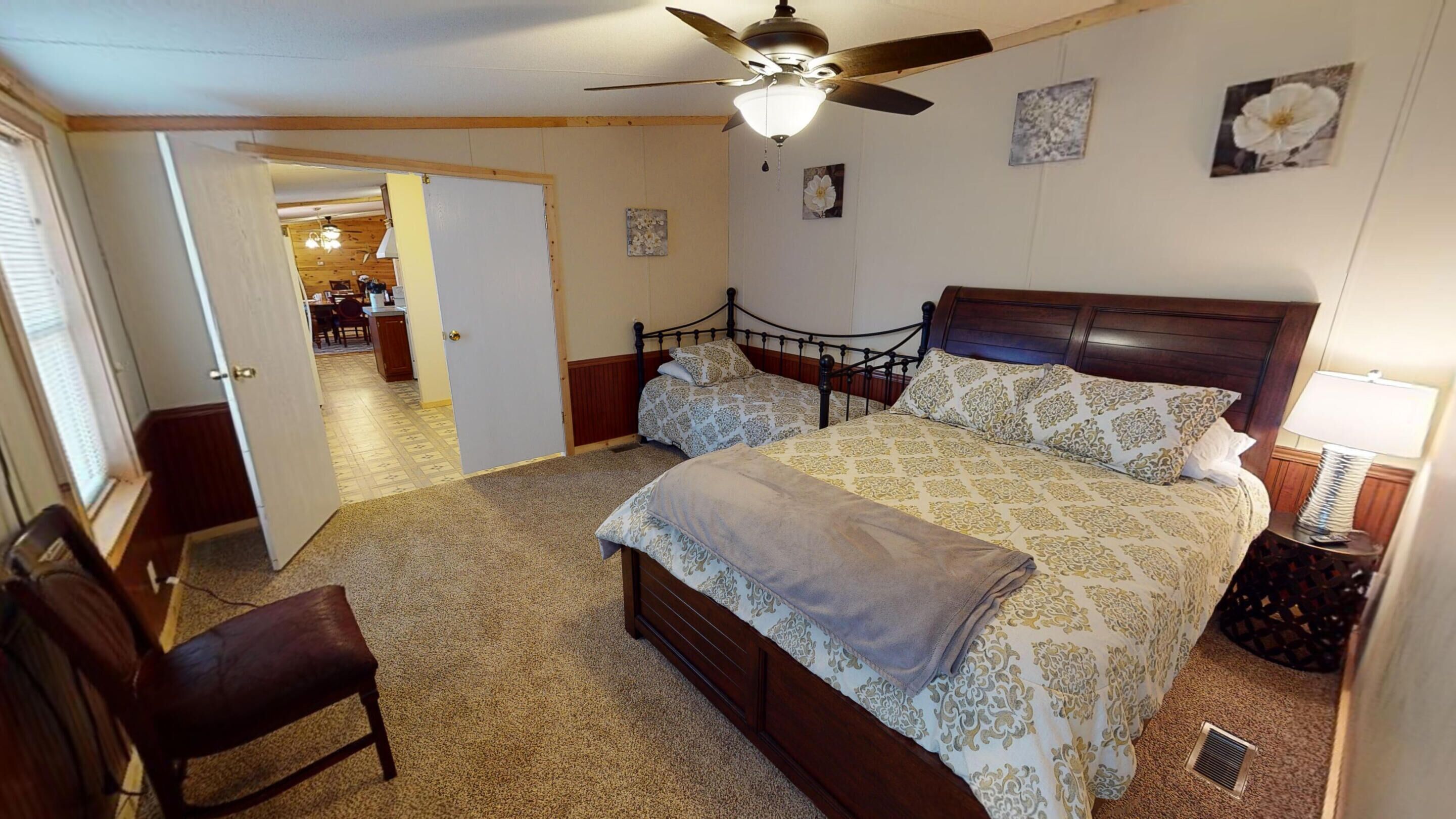 4 bedrooms, iron/ironing board, WiFi (free), bed sheets