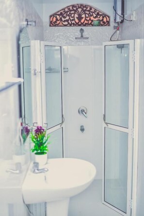Douche, douche cascade, bidet, serviettes fournies