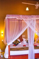 Escritorio, wifi gratis y ropa de cama 