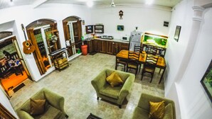 Una sala de estar amplia con un conjunto de sofás, una mesa de centro y un comedor con sillas y una mesa.