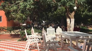 2 restaurantes; se sirven desayunos y cocina local e internacional