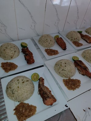 2 restaurantes; se sirven desayunos y cocina local e internacional