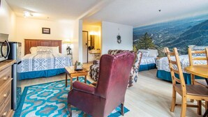 Superior Suite | Premium bedding, soundproofing, iron/ironing board, WiFi (free) - Motel 229 @ Garden of the Gods (Manitou Springs)