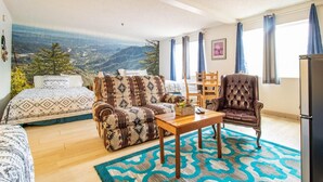 Superior Suite | Premium bedding, soundproofing, iron/ironing board, WiFi (free) - Motel 229 @ Garden of the Gods (Manitou Springs)