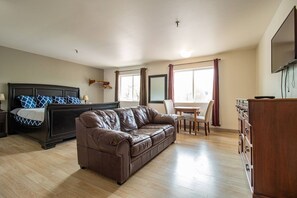Premium-Suite, 1 King-Bett | Hochwertige Bettwaren, individuell dekoriert, individuell eingerichtet