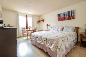 Deluxe-Zimmer, 1 King-Bett, Bergblick | Hochwertige Bettwaren, individuell dekoriert, individuell eingerichtet