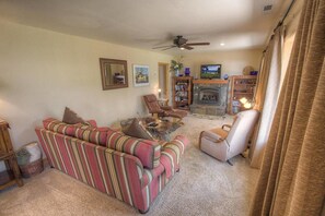 Casa, 1 cama Queen size y sofá cama | Área de sala de estar | Televisión y chimenea 