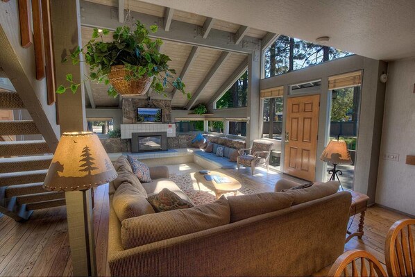 Condo, Multiple Beds, Pool View | Living area