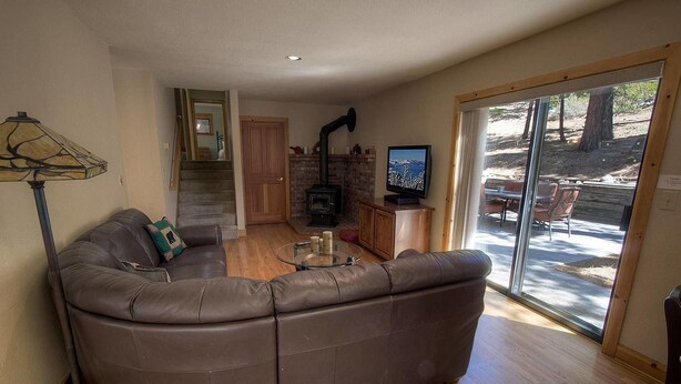 Maison, 2 grands lits, patio | Aire de séjour | Téléviseur, foyer