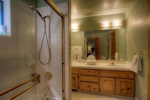 House, 2 Queen Beds, Patio | Bathroom - Lupine Lodge (South Lake Tahoe)