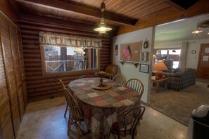 小屋, 多張床, 壁爐 | 房內用餐區