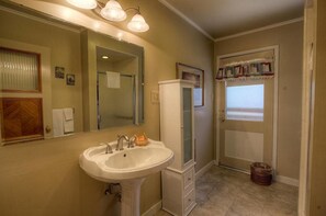 Cabin, Multiple Beds, Fireplace | Bathroom | Designer toiletries - Papa's Cabin (South Lake Tahoe)