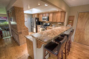 Huis, meerdere bedden, hot tub, uitzicht op bergen | Privékeuken | Een koelkast, een magnetron, een kookplaat, een vaatwasser