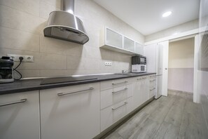 Køleskab, mikrobølgeovn, ovn, kogeplade
