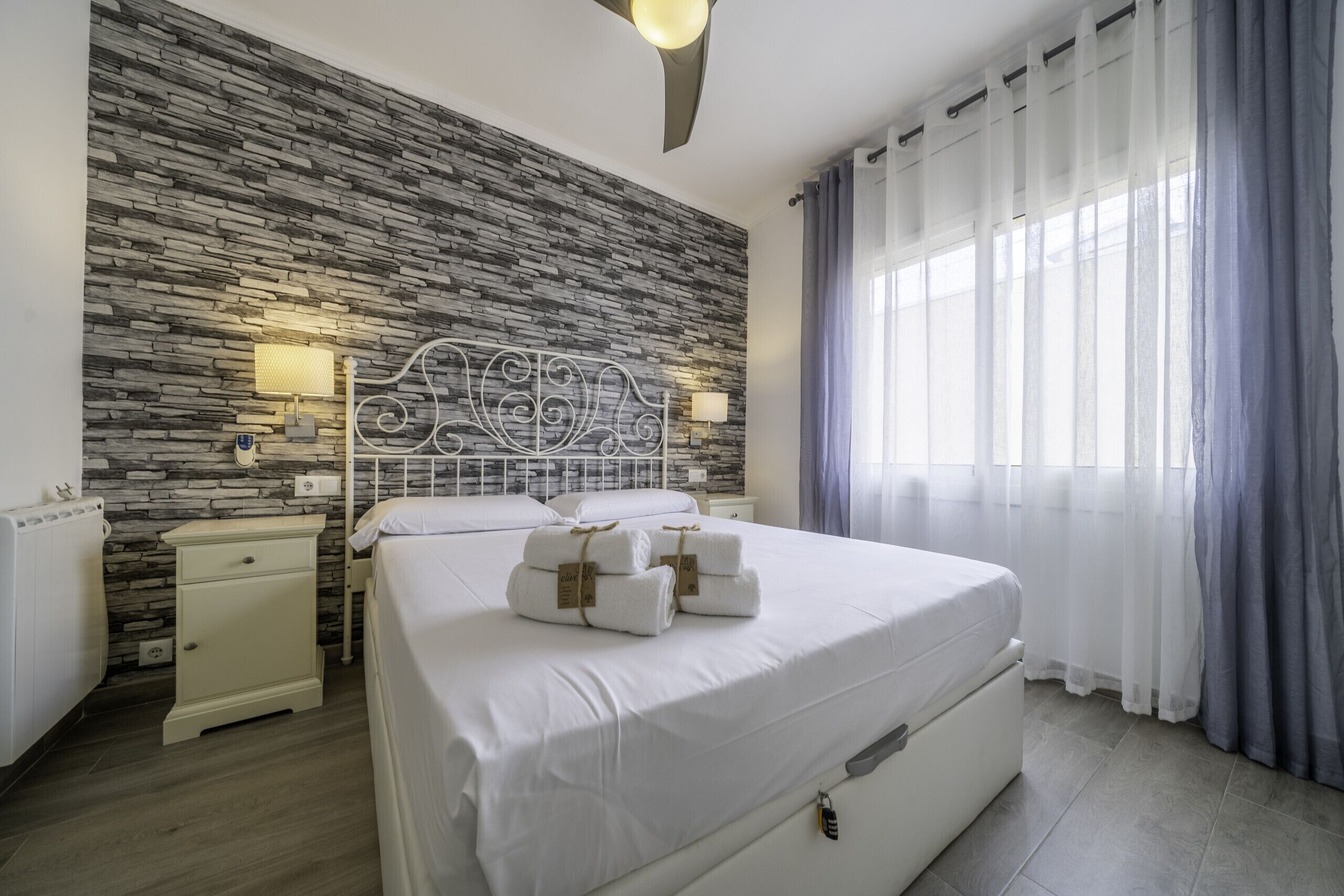 2 dormitorios, tabla de planchar con plancha, ropa de cama