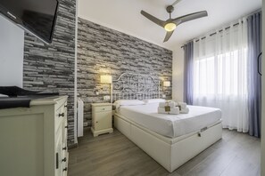 2 dormitorios, tabla de planchar con plancha, ropa de cama
