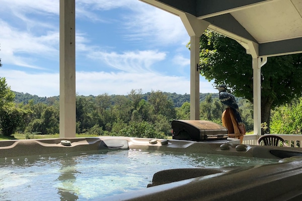 Bañera de hidromasaje al aire libre