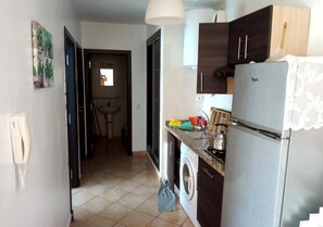 Kühlschrank, Ofen, Herdplatte, Kochgeschirr/Geschirr/Besteck