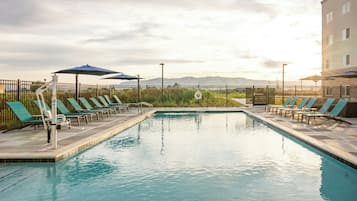 Una piscina al aire libre (de 06:00 a 21:00), sombrillas, tumbonas