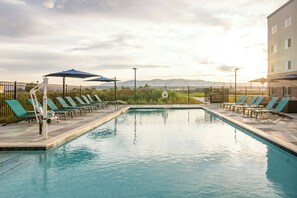 Outdoor pool, open 6:00 AM to 9:00 PM, pool umbrellas, sun loungers - Fairfield Inn & Suites by Marriott San Jose North/Silicon Valley (San Jose)
