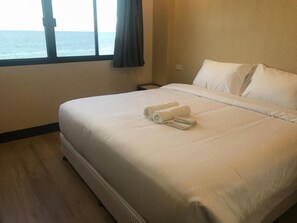 Escritorio y espacio para trabajar con un portátil