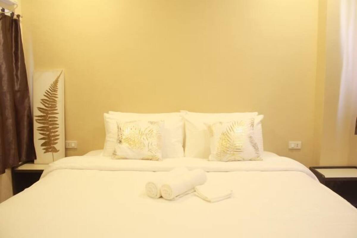 Desk, laptop workspace, soundproofing, rollaway beds