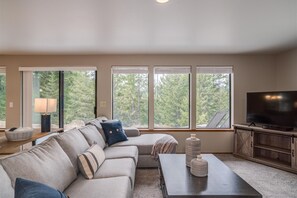 TV, fireplace, DVD player - Sugar Shack - Peaceful and Private Remodeled Cabin (Leavenworth)