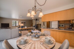 Dining - Sugar Shack - Peaceful and Private Remodeled Cabin (Leavenworth)