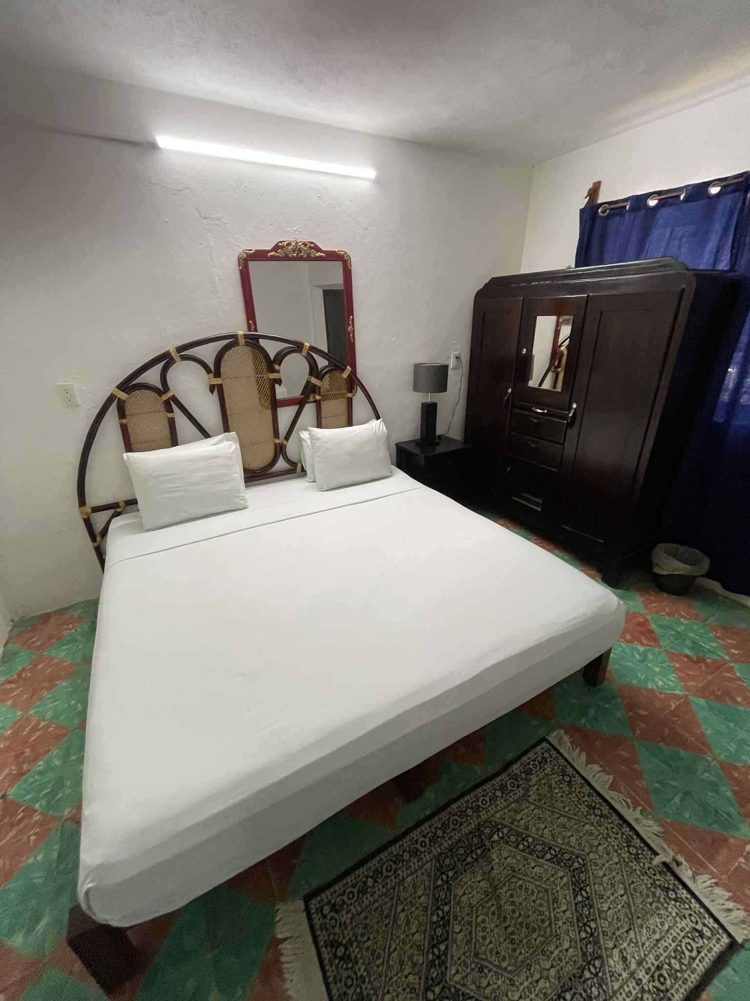 Deluxe-Suite, Mehrere Betten, Gartenblick | Individuell dekoriert, individuell eingerichtet, Verdunkelungsvorhänge