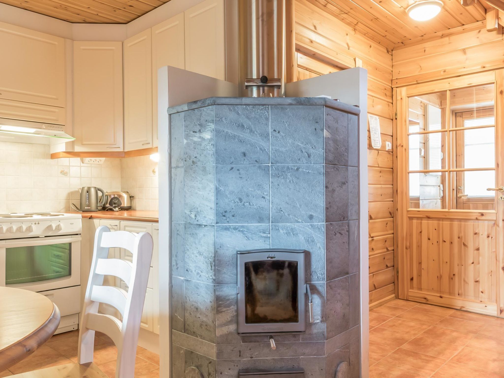 Een koelkast, een microgolfoven, een vaatwasser