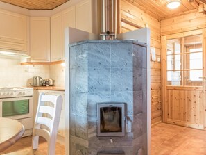 Een koelkast, een magnetron, een vaatwasser, kookgerei, borden en bestek