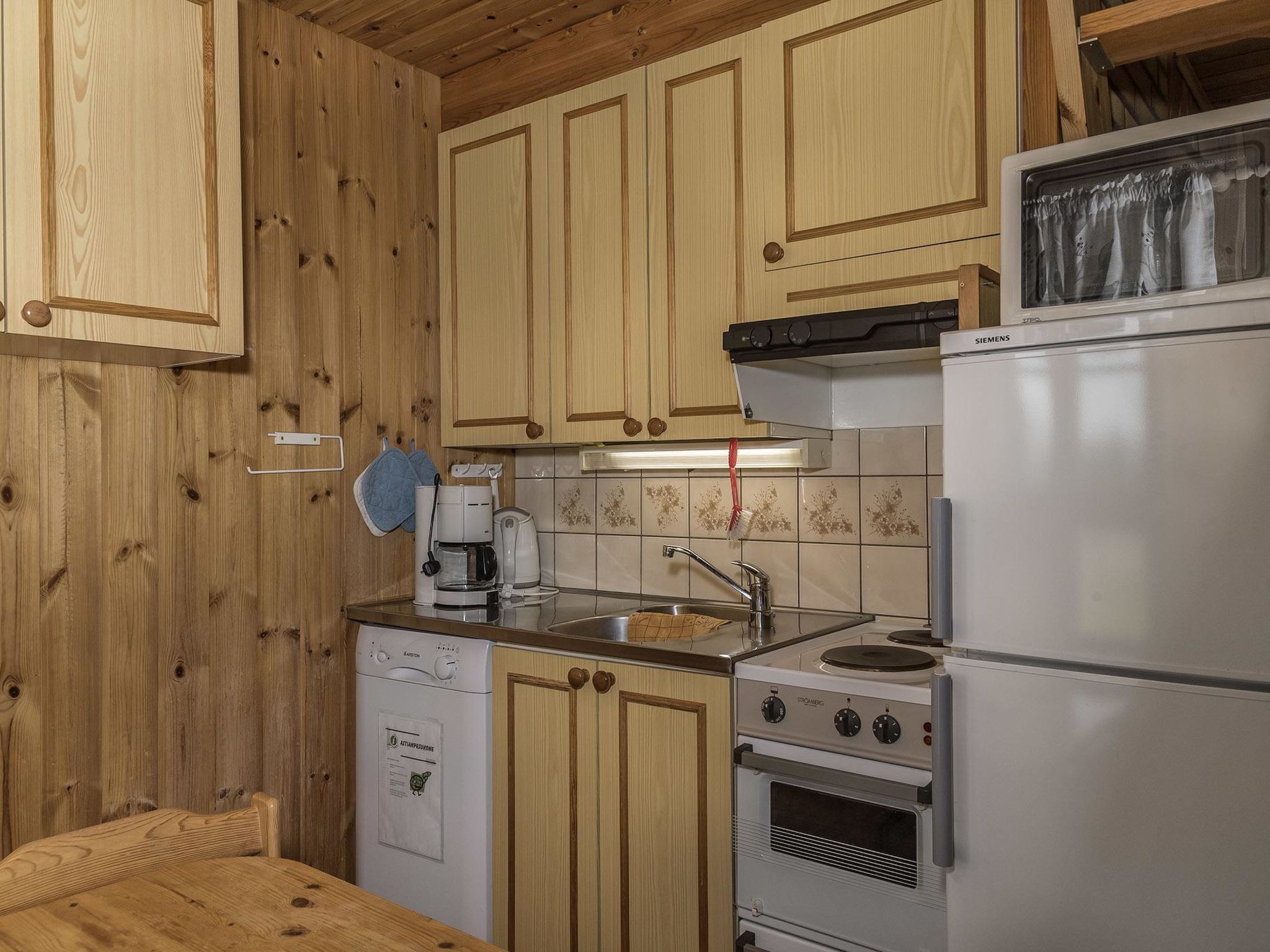 Kjøleskap, mikrobølgeovn, oppvaskmaskin og kjøkkenutstyr