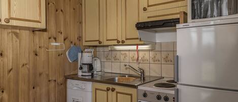 Køleskab, mikrobølgeovn, opvaskemaskine, køkkentøj/tallerkener/redskaber