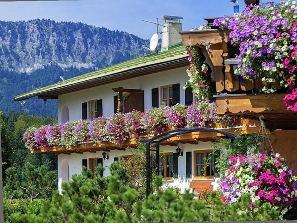 Exterior - Ferienwohnung Nr. 17 für 2 - 3 Pers., ca. 50 m², 1 Schlafzimmer, Wohnraum mit Kochnische, Balkon (Bischofswiesen)